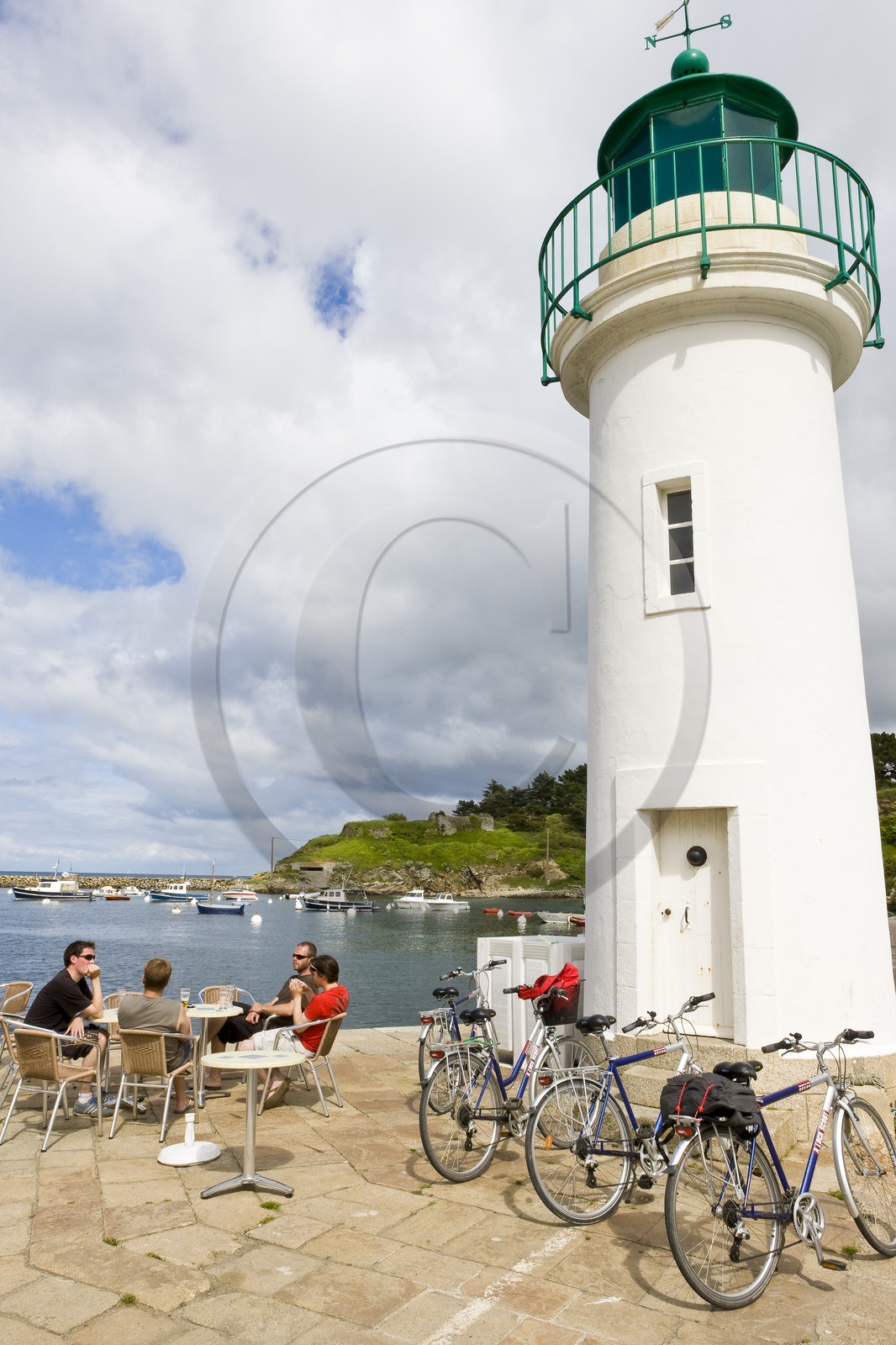 Terrasse de café devant le phare de Sauzon_Belle-île en mer_Morbihan_France Terrasse de café devant le phare de Sauzon_Belle-île en mer_Morbihan_France