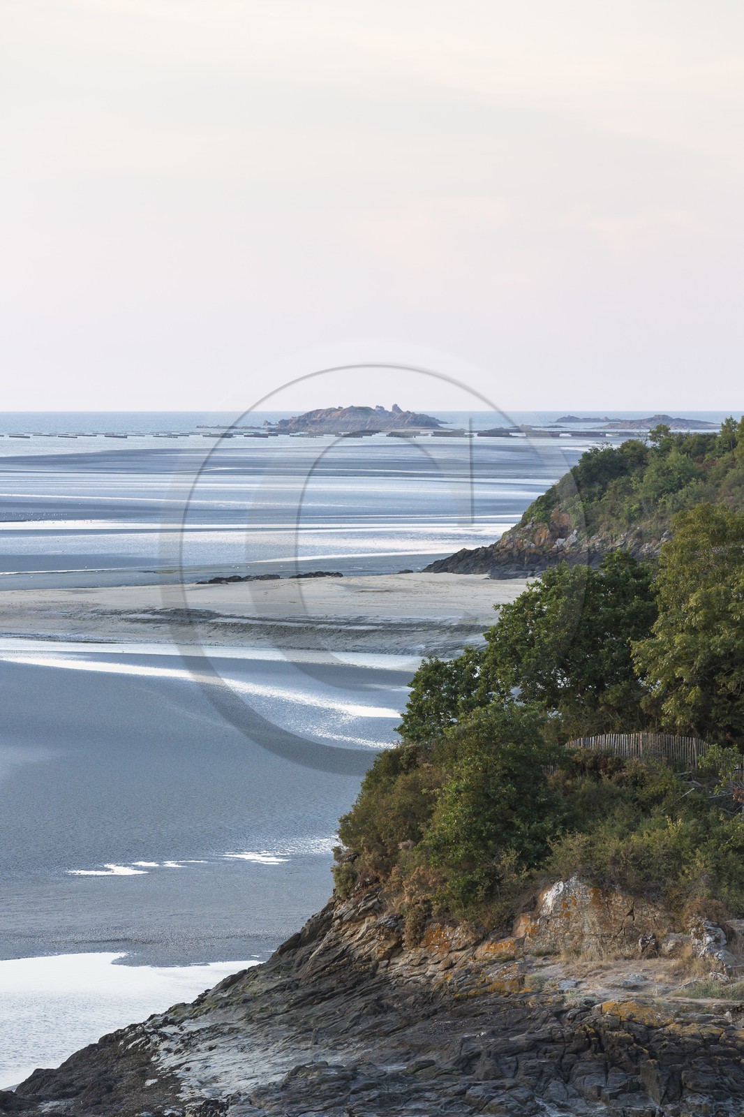 L' Arguenon, fleuve côtier du département des côtes d' Armor se jettant dans la Manche. Créhen ( 22 ). En arrière-plan, l' archipel des Ebihens. L' Arguenon, fleuve côtier du département des côtes d' Armor se jettant dans la Manche. Créhen ( 22 ). En arrière-plan, l' archipel des Ebihens.