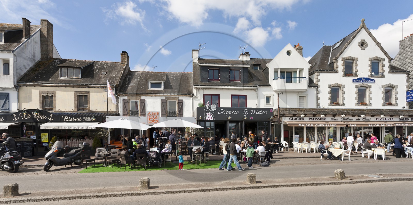 Terrasses sur le port de la Trinite sur mer. Terrasses sur le port de la Trinite sur mer.