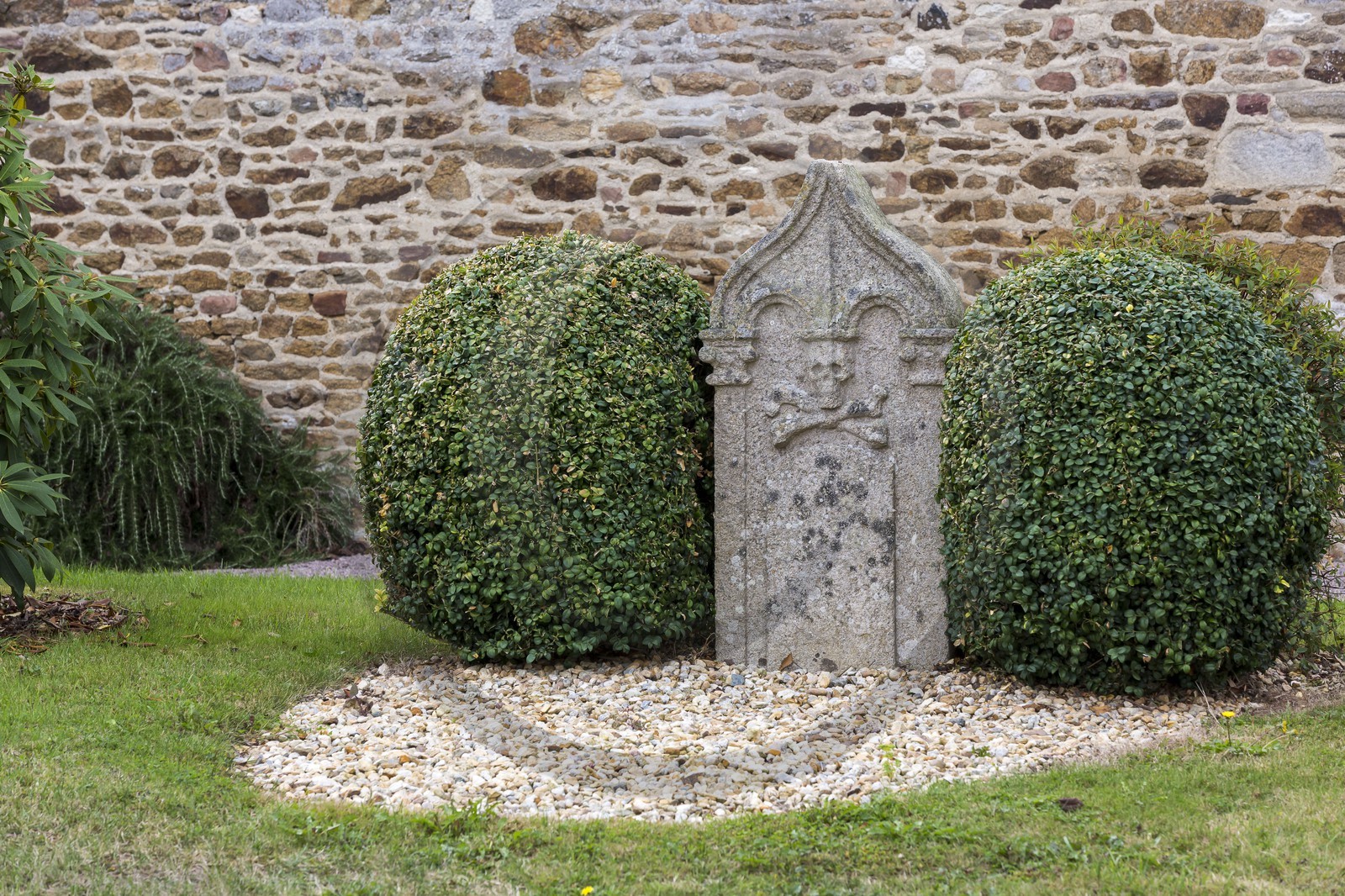 Stèle de l' ancien cimetière _ Languenan Stèle de l' ancien cimetière _ Languenan