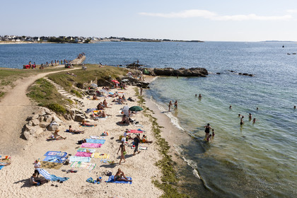 De nombreuses criques se succèdent le long de la promenade du Lohic à Port-louis. Elles font  face au port de Gavres ( à l' entrée de la petite mer de Gavres). Many creeks are found along the promenade Lohic in Port Louis. They face the harbor Gavres (at the entrance of the little sea of ​​Gavres).