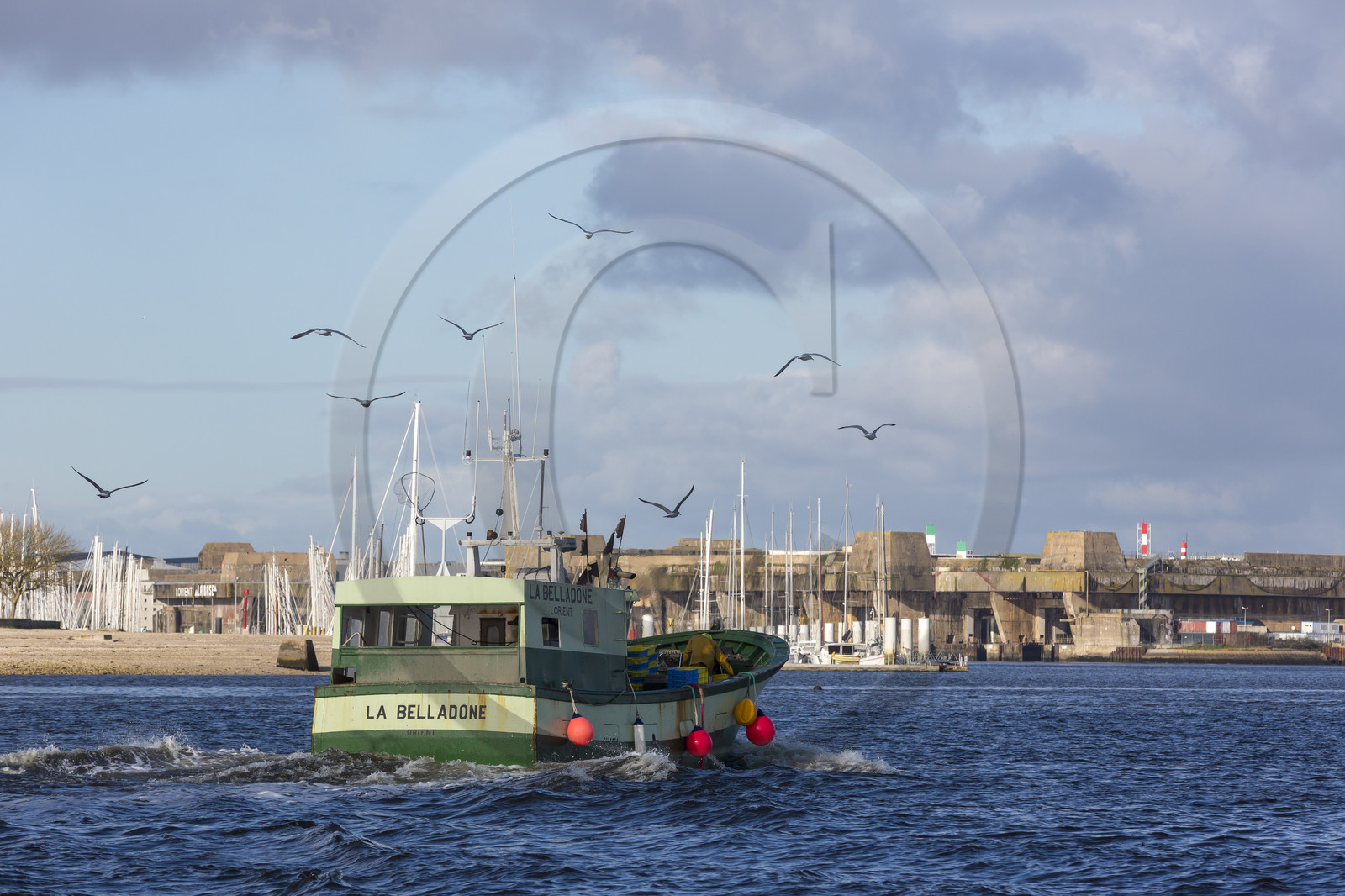 Bateau de pêche  Le Belladone  dans la rade de Lorient Bateau de pêche  Le Belladone  dans la rade de Lorient