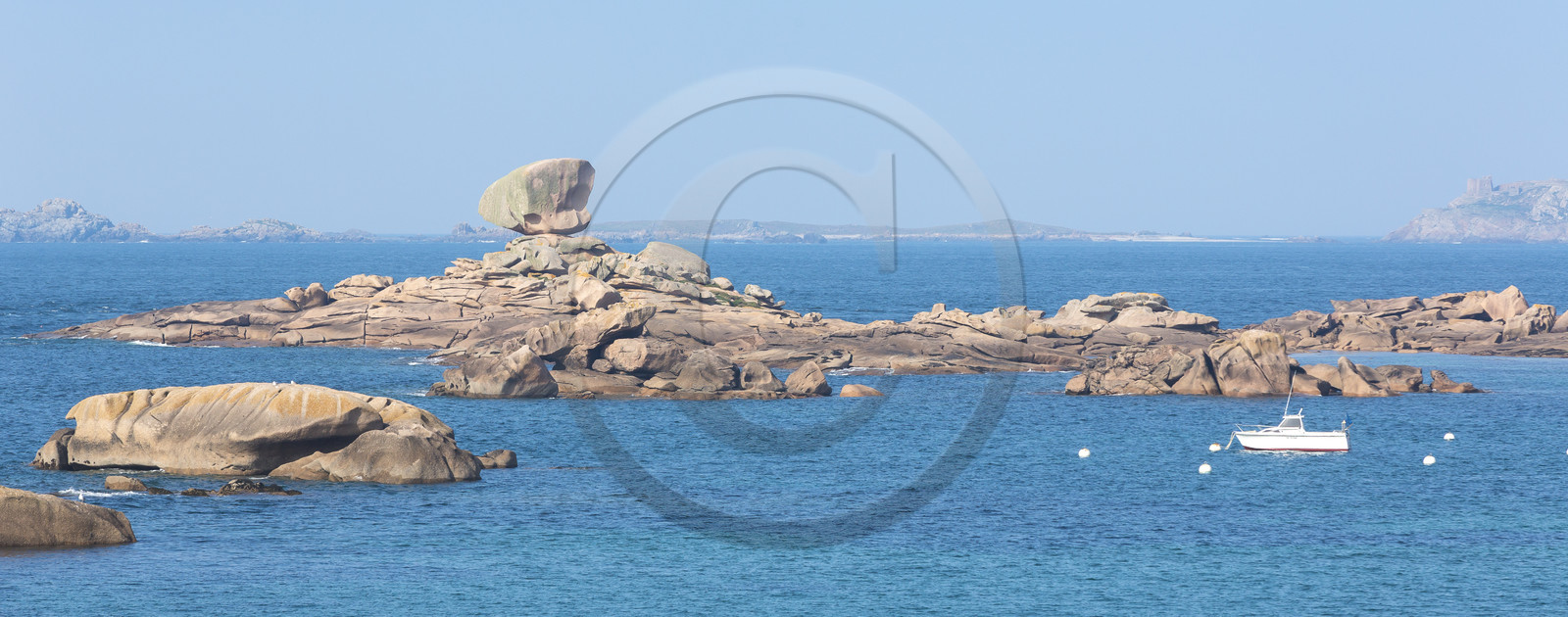 Ilot à proximité de la plage de Coz Pors à Trégastel