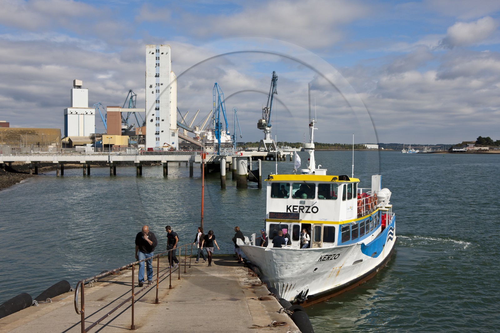 Le bateau effectuant la liaison maritime entre le port de pêche de Lorient et le port de Port-Louis vient d' accoster. Ce service permet aux usagers de traverser la rade de Lorient sans avoir recour à leurs véhicules.