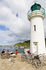 Terrasse de café devant le phare de Sauzon_Belle-île en mer_Morbihan_France