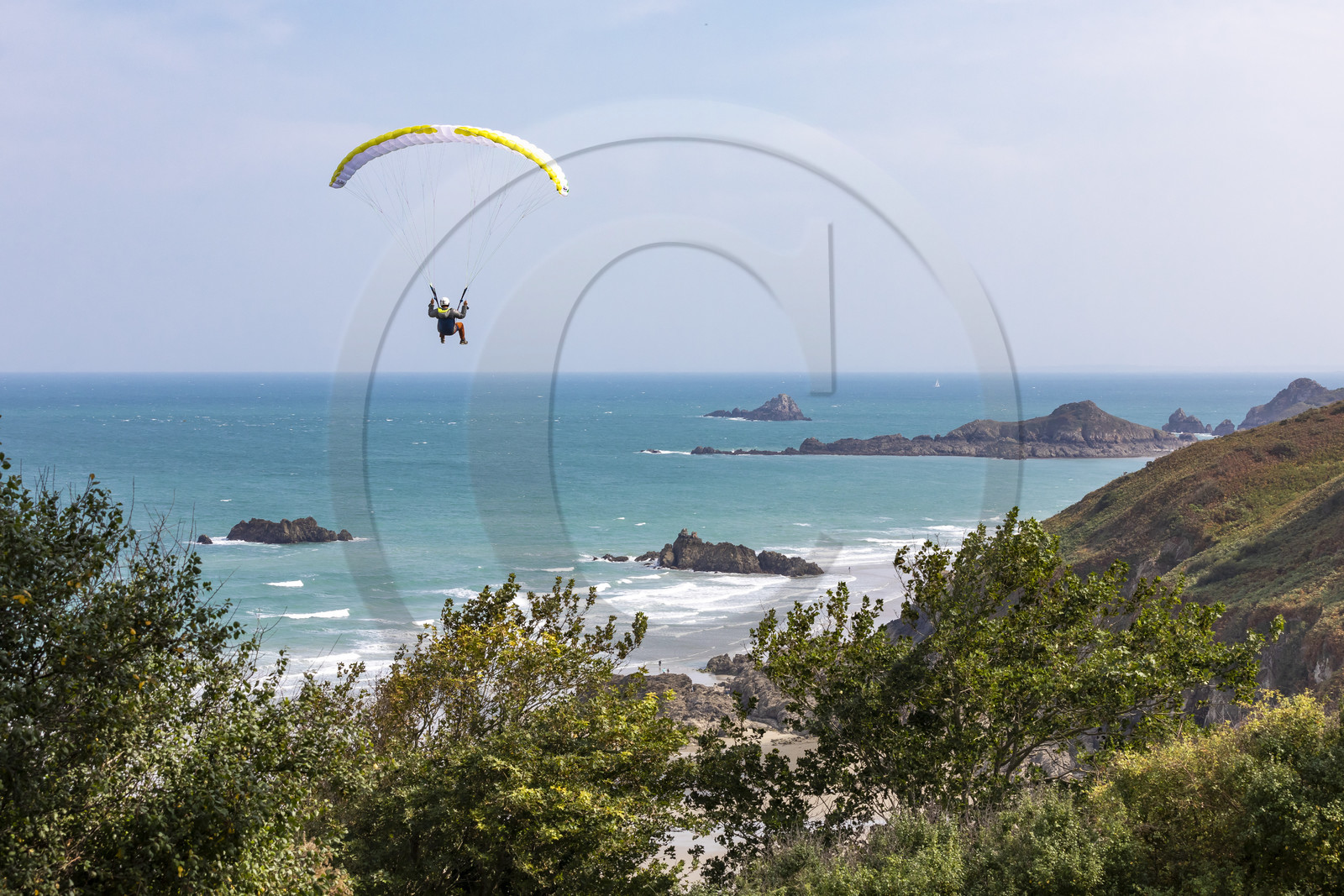 Parapente le long des falaises de Plouha Parapente le long des falaises de Plouha
