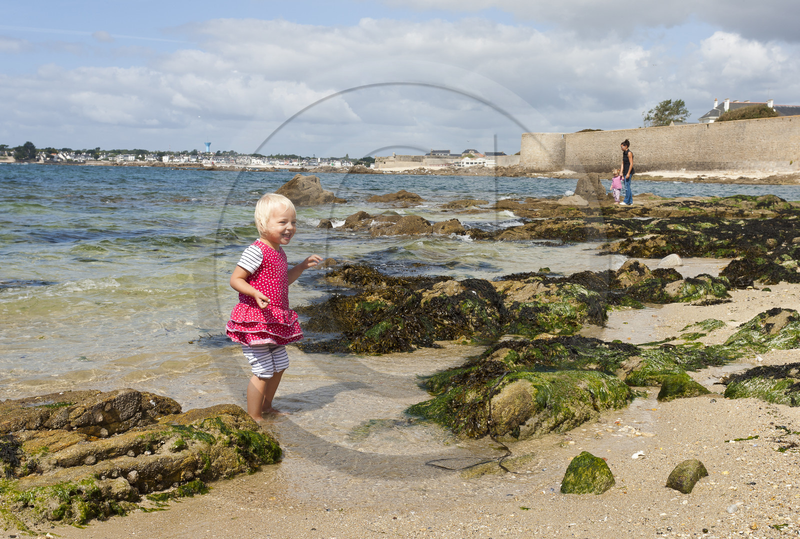 De nombreuses criques se succèdent le long de la promenade du Lohic à Port-louis. Elles font  face au port de Gavres ( à l' entrée de la petite mer de Gavres). Many creeks are found along the promenade Lohic in Port Louis. They face the harbor Gavres (at the entrance of the little sea of Gavres). De nombreuses criques se succèdent le long de la promenade du Lohic à Port-louis. Elles font  face au port de Gavres ( à l' entrée de la petite mer de Gavres). Many creeks are found along the promenade Lohic in Port Louis. They face the harbor Gavres (at the entrance of the little sea of Gavres).