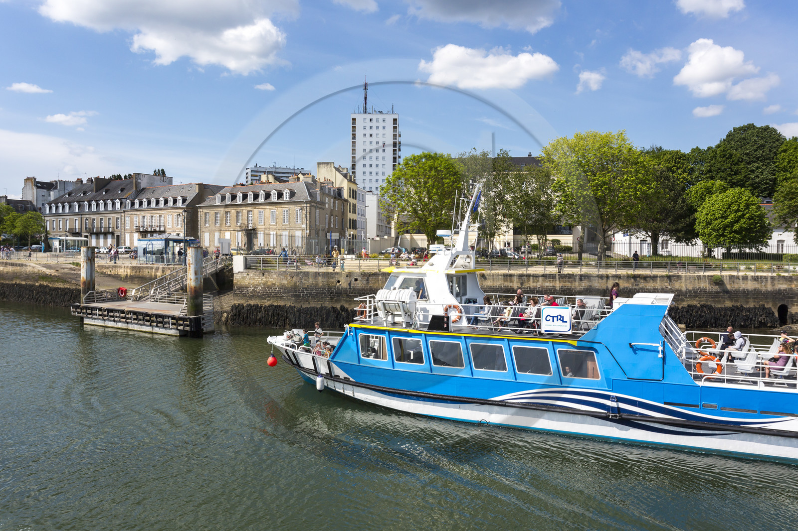Port de plaisance de Lorient. Bateau-bus faisant la liaison entre Locmiquelic et Lorient Port de plaisance de Lorient. Bateau-bus faisant la liaison entre Locmiquelic et Lorient