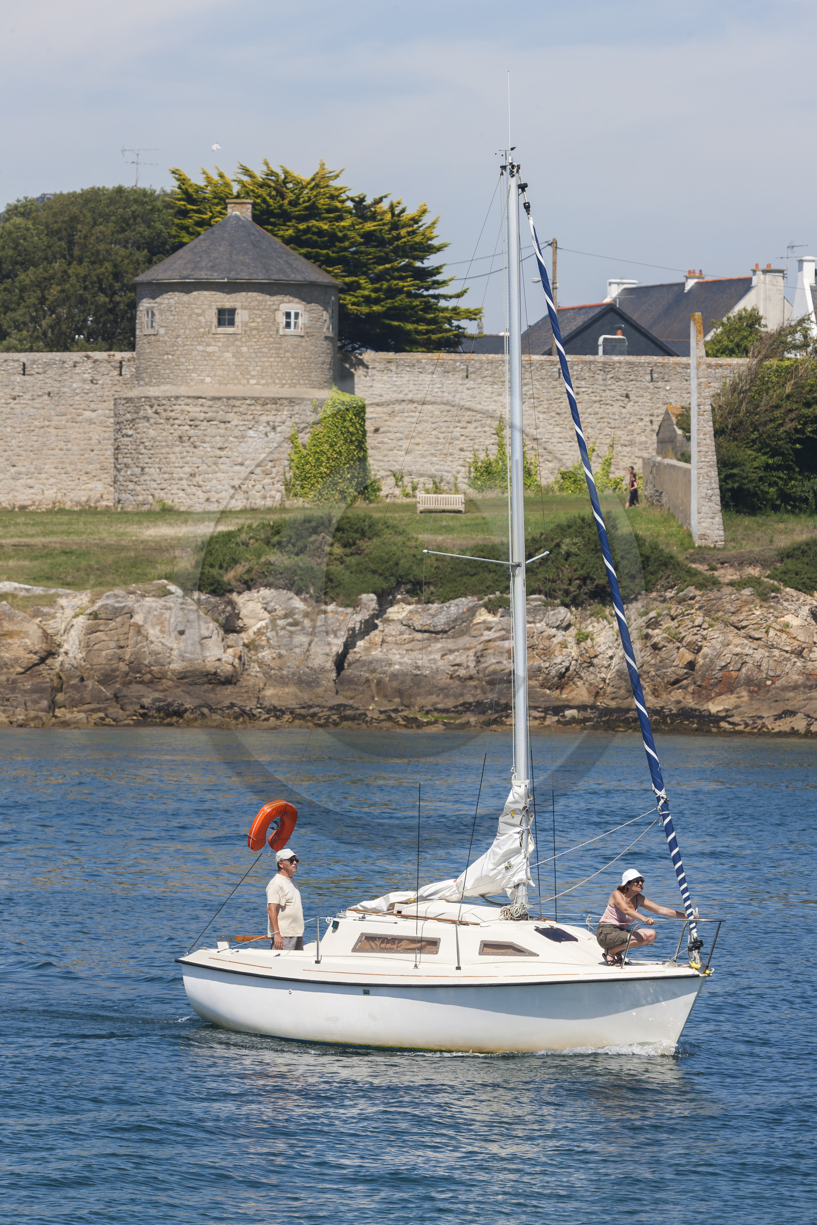 Bateau passant devant la promenade du Lohic à Port Louis. Bateau passant devant la promenade du Lohic à Port Louis.