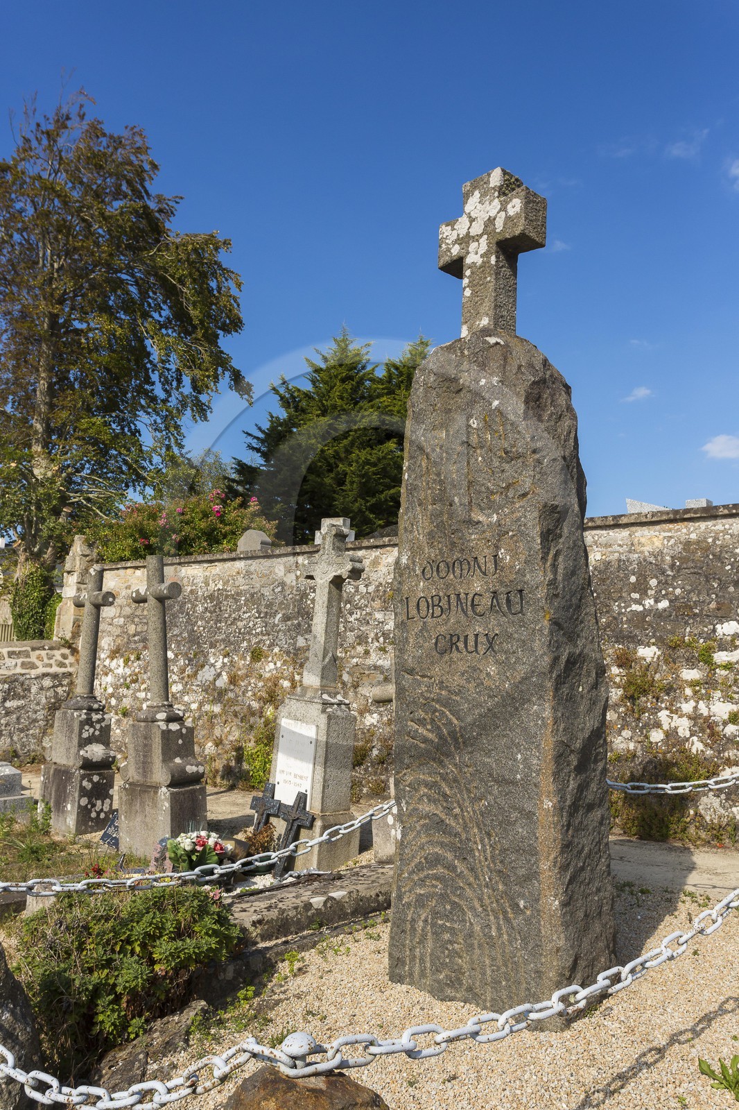 Stèle à la mémoire de l' historien Dom Lobineau. St Jacut de la Mer