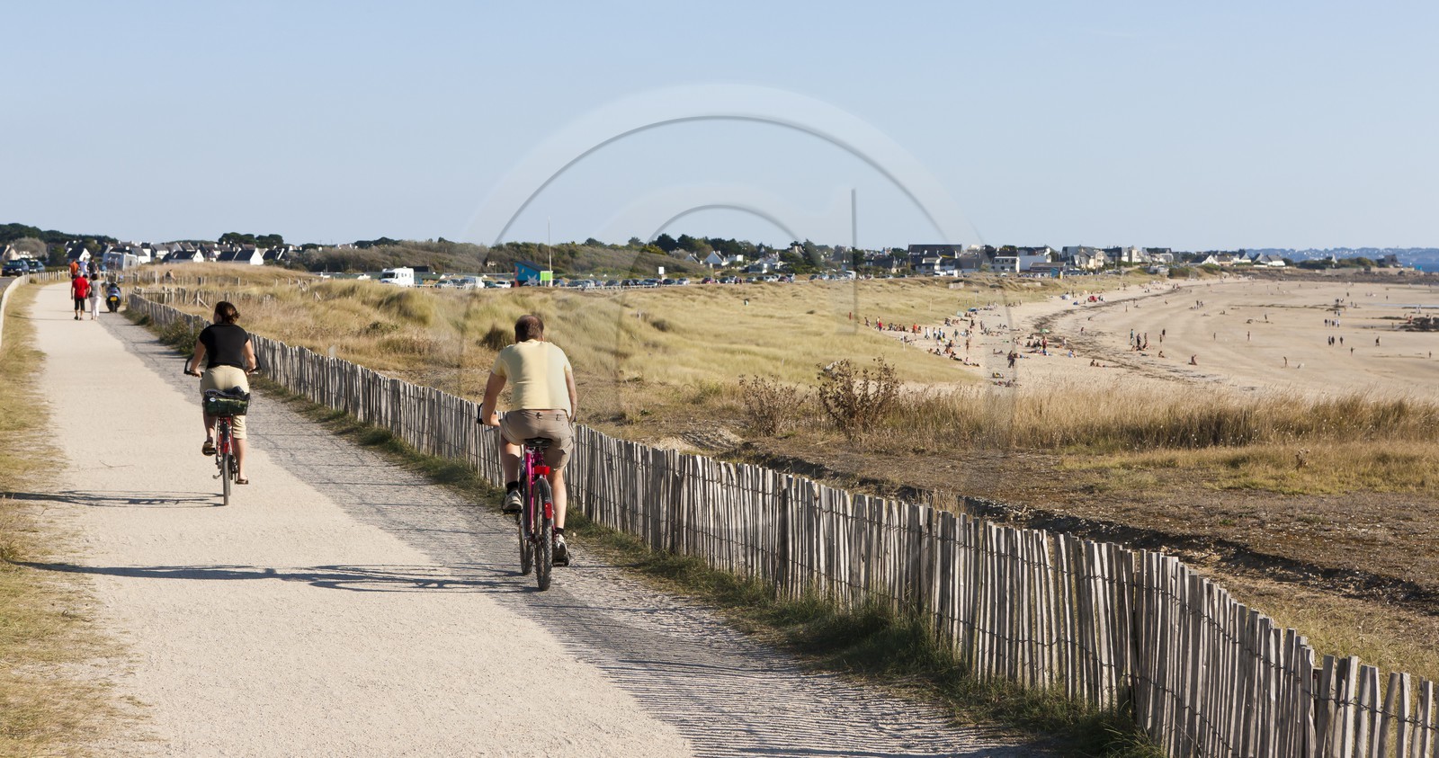 Cyclistes longeant la plage de Pen-er-Malo _ Guidel Cyclistes longeant la plage de Pen-er-Malo _ Guidel