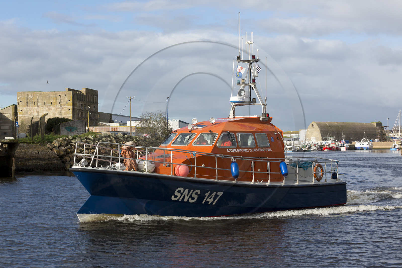 Vedette SNSM ( sauvetage en mer ) dans la rade de Lorient Vedette SNSM ( sauvetage en mer ) dans la rade de Lorient