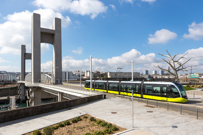 Tramway sur le pont de la Recouvrance à Brest