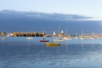 bateaux amarrés dans la vasière de Quelisoy _ vue sur la bsm et la cite de la voile en arrière plan. Lorient. boats moored in the mudflat Quelisoy _ view bsm and citie of sailing in the background. Lorient
