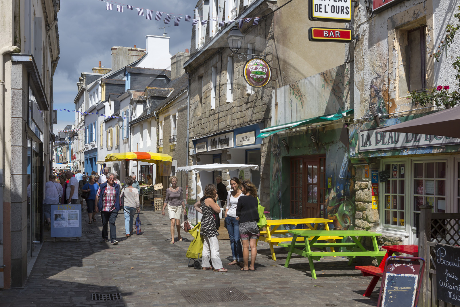 Rue commerçante dans le centre ville de Port-Louis Rue commerçante dans le centre ville de Port-Louis