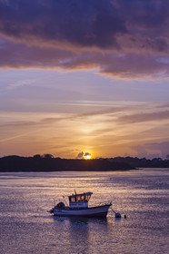 bateau sur la ria d'Etel au coucher du soleil _ Belz