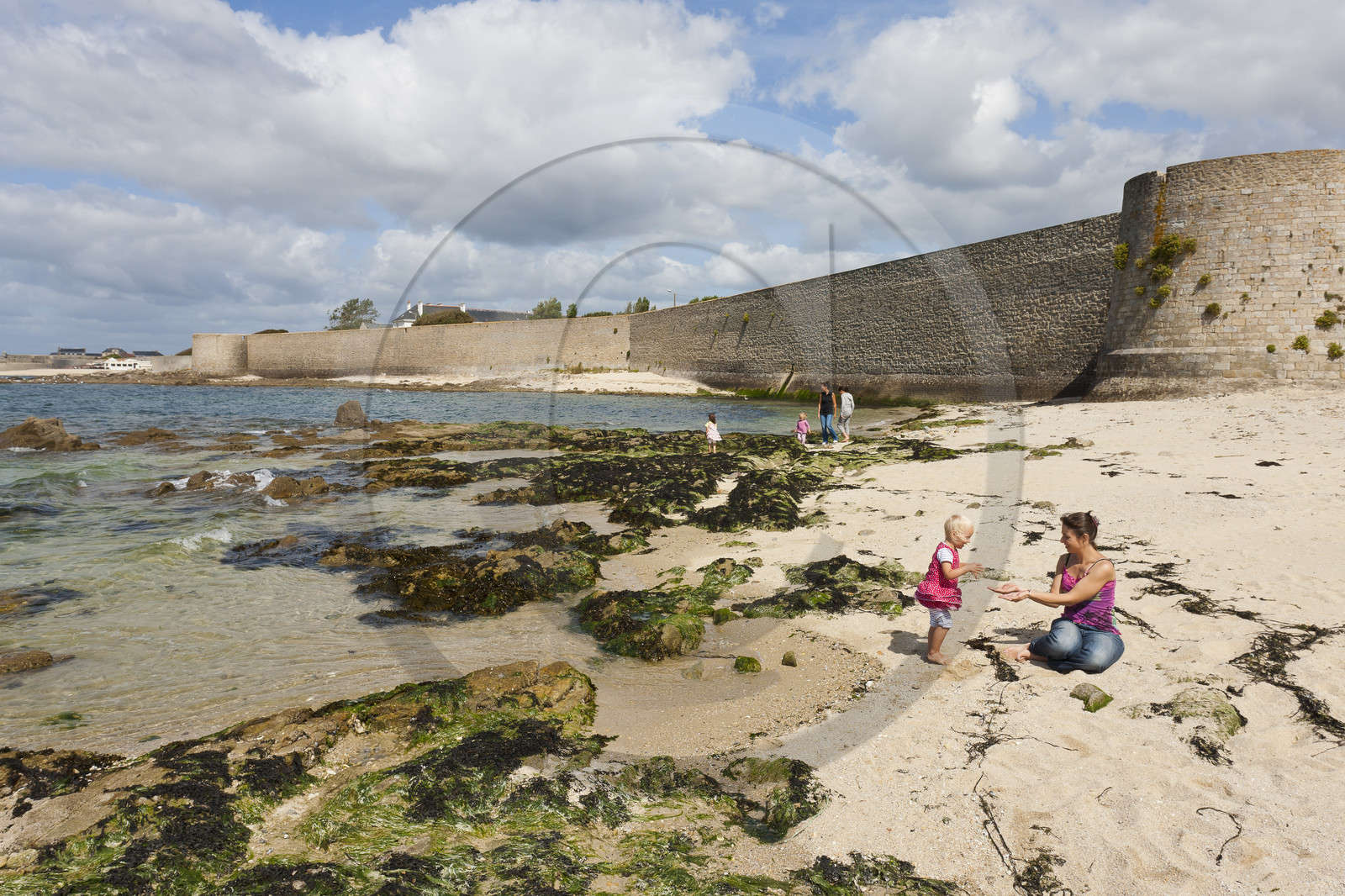 De nombreuses criques se succèdent le long de la promenade du Lohic à Port-louis. Elles font  face au port de Gavres ( à l' entrée de la petite mer de Gavres). Many creeks are found along the promenade Lohic in Port Louis. They face the harbor Gavres (at the entrance of the little sea of Gavres). De nombreuses criques se succèdent le long de la promenade du Lohic à Port-louis. Elles font  face au port de Gavres ( à l' entrée de la petite mer de Gavres). Many creeks are found along the promenade Lohic in Port Louis. They face the harbor Gavres (at the entrance of the little sea of Gavres).