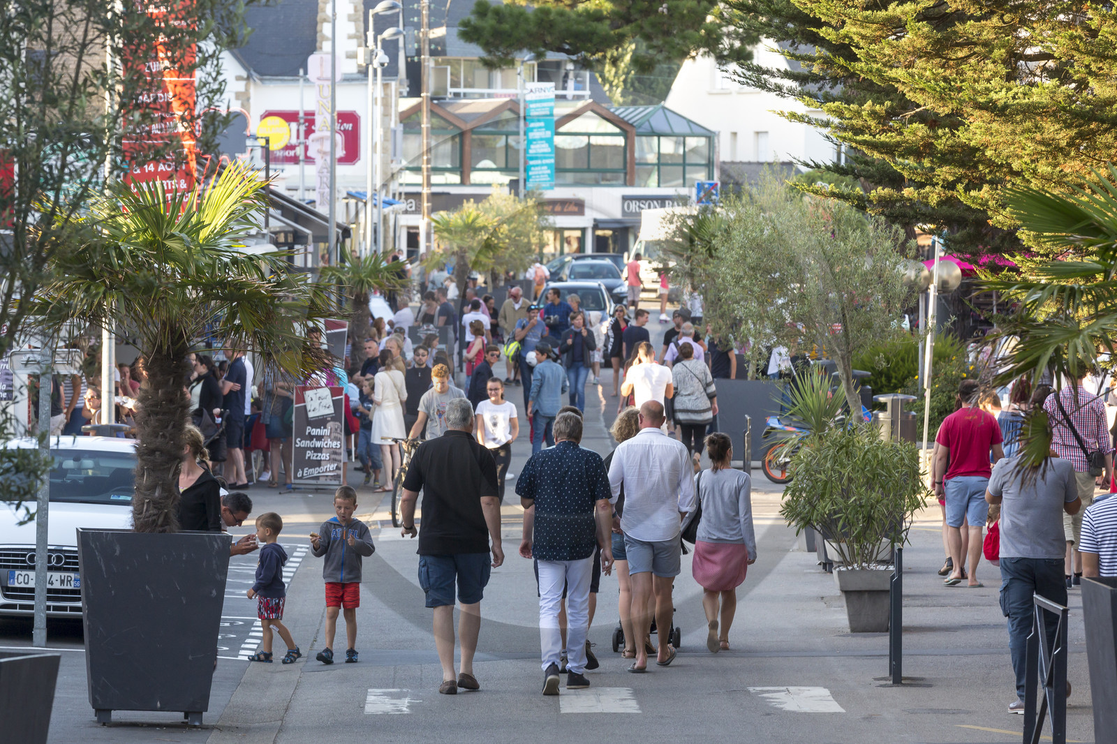 rue commerçante de Carnac plage