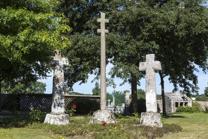 3 granite cross_Plélan le Petit