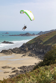 Parapente le long des falaises de Plouha