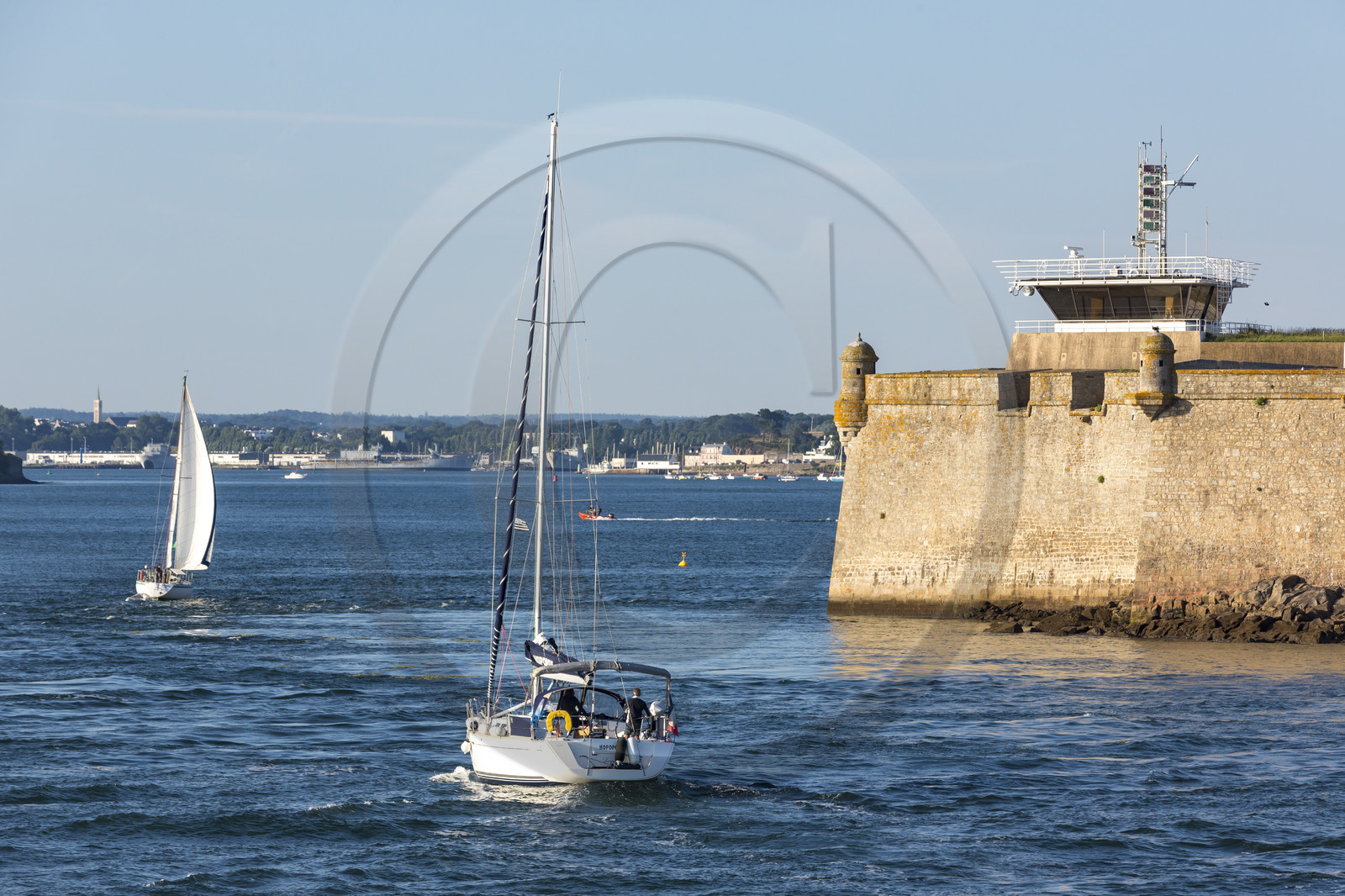 Voilier entrant dans la rade de Lorient. Passage devant la citadelle de Port-Louis et son sémaphore Voilier entrant dans la rade de Lorient. Passage devant la citadelle de Port-Louis et son sémaphore