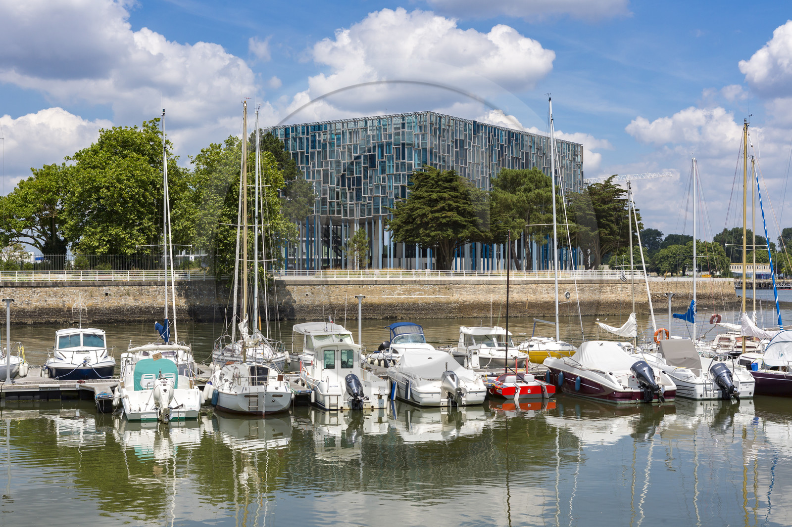 Le Port de Lorient et la maison de l'Agglomération en arrière -plan Le Port de Lorient et la maison de l'Agglomération en arrière -plan