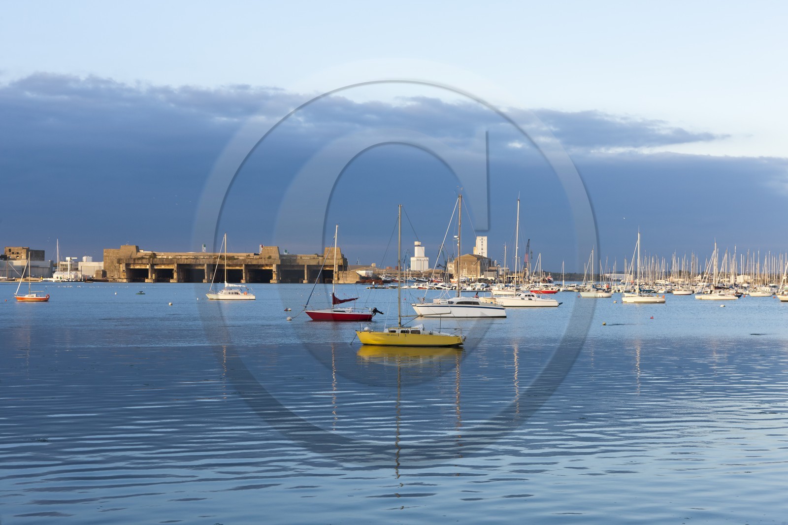 bateaux amarrés dans la vasière de Quelisoy _ vue sur la bsm et la cite de la voile en arrière plan. Lorient. boats moored in the mudflat Quelisoy _ view bsm and citie of sailing in the background. Lorient