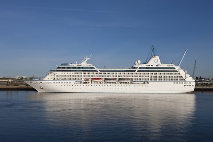 Le bateau de croisière  Regatta  au port de Lorient.