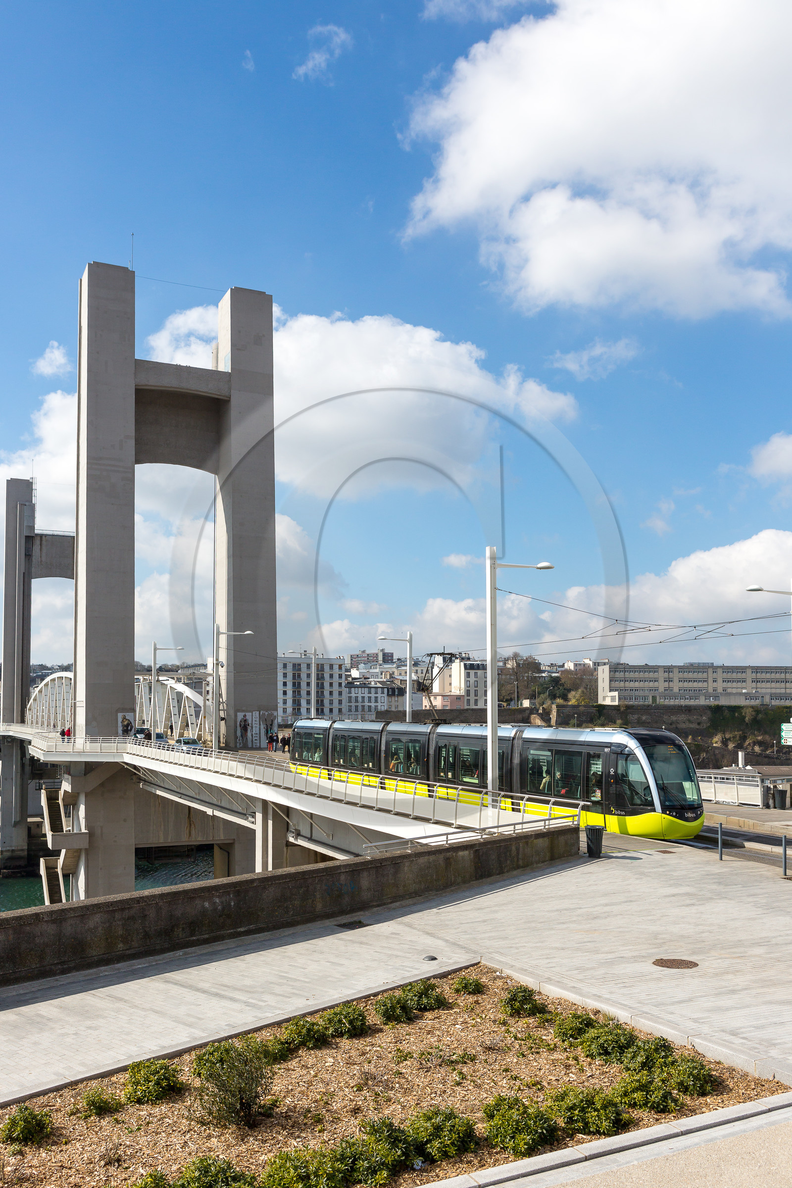 Tramway sur le pont de la Recouvrance à Brest