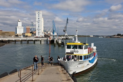 Le bateau effectuant la liaison maritime entre le port de pêche de Lorient et le port de Port-Louis vient d' accoster. Ce service permet aux usagers de traverser la rade de Lorient sans avoir recour à leurs véhicules.