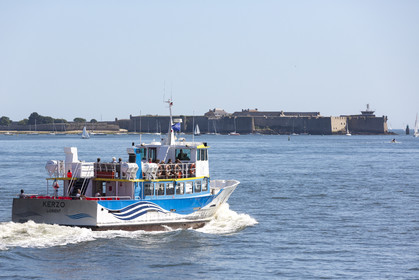 Rade de Lorient, bateau-bus effectuant la liaison Lorient - Port-Louis.