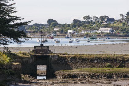 Anse de Kervilor dans la riviere de Crach _ La trinite sur mer .