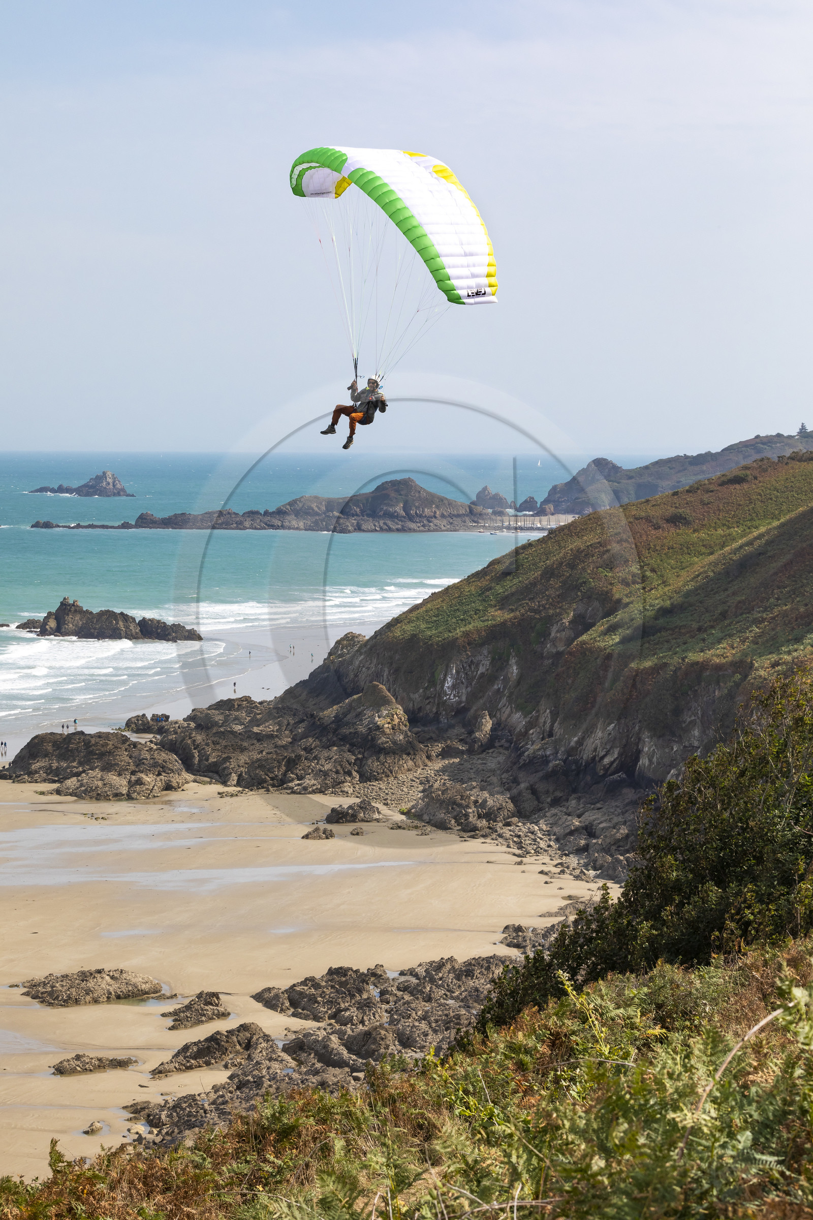 Parapente le long des falaises de Plouha Parapente le long des falaises de Plouha