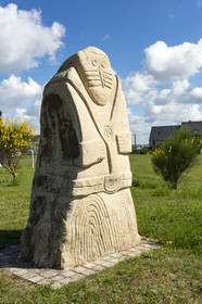 Sculpture of the dune people _ Gavres