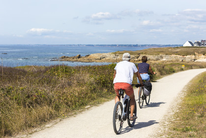 Footpath and cyclists along the Ploemeur coast