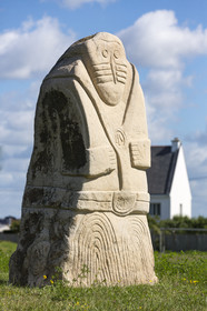 Sculpture of the dune people _ Gavres
