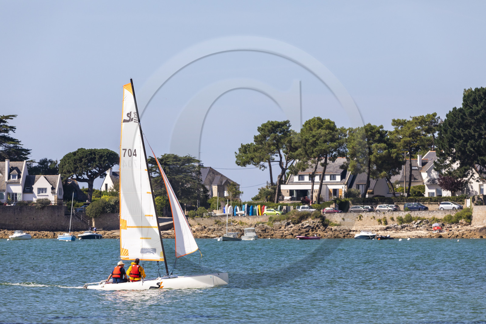 Catamaran devant la pointe Churchill à Carnac