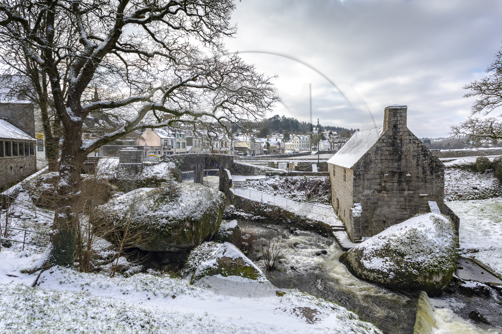 Le bourg de Huelgoat sous la neige