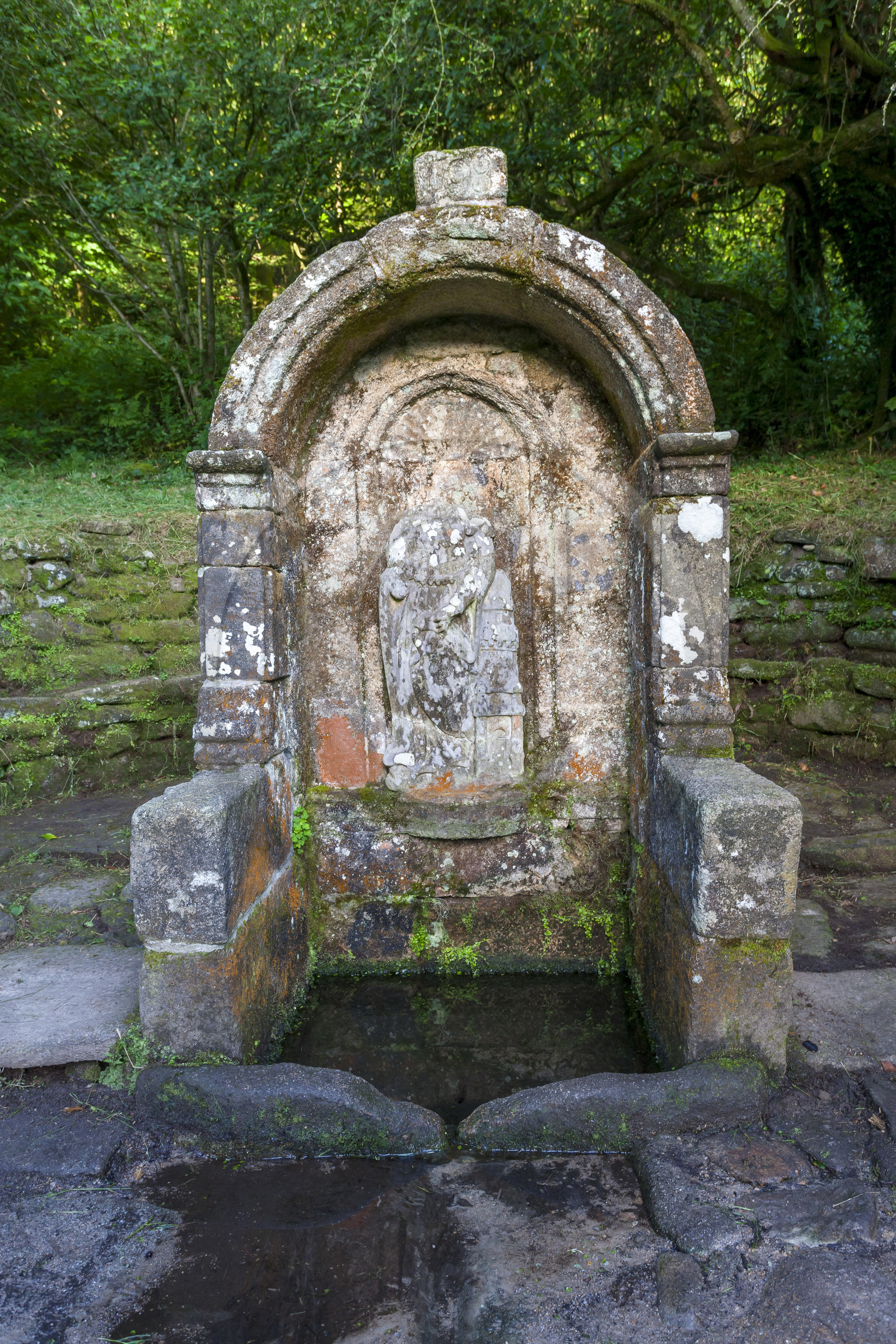 La fontaine de la chapelle Sainte-Barbe au Faouët La fontaine de la chapelle Sainte-Barbe au Faouët