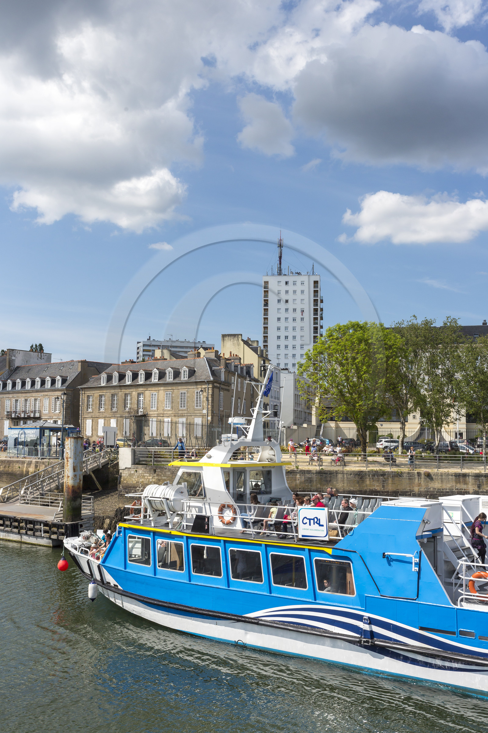 Port de plaisance de Lorient. Bateau-bus faisant la liaison entre Locmiquelic et Lorient Port de plaisance de Lorient. Bateau-bus faisant la liaison entre Locmiquelic et Lorient