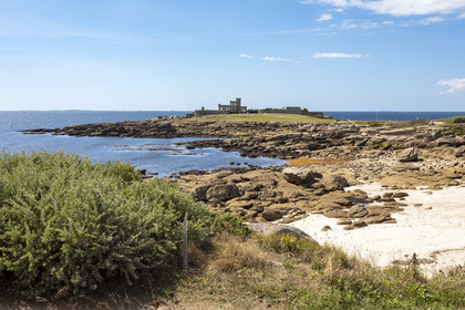 The tip of Trévignon and its castle seen from the beach of Trez Cao in Trégunc _ Finistère