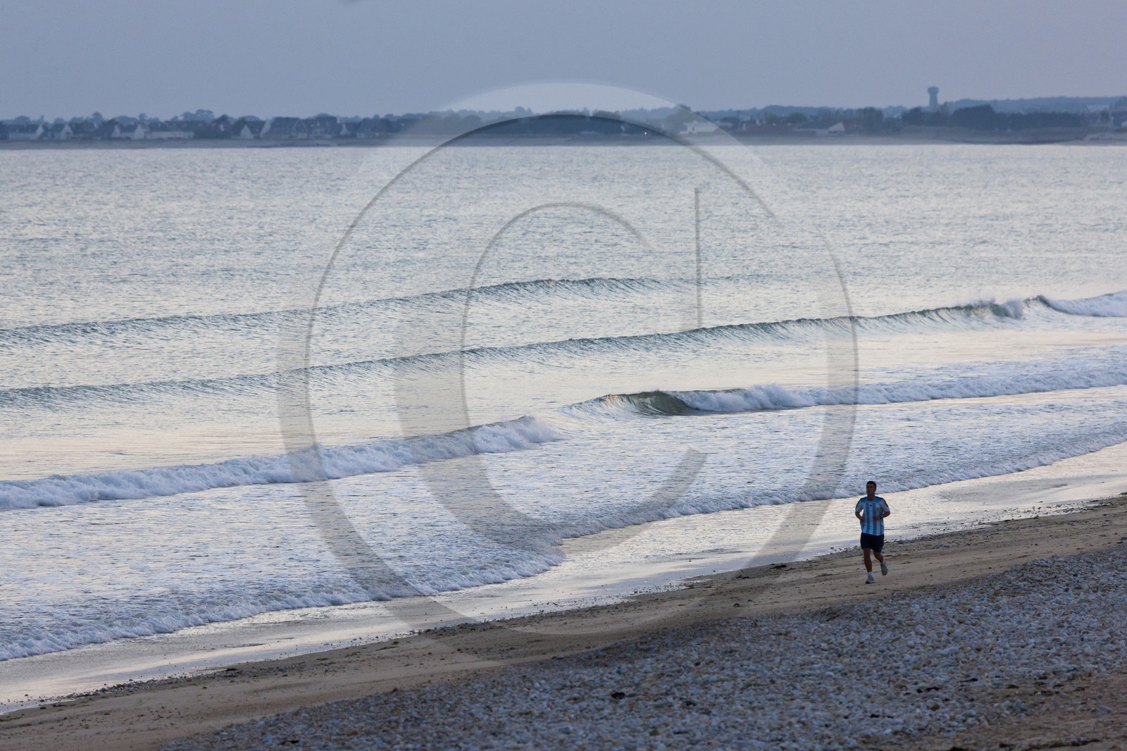 Jogger sur la plage du Loch à Guidel.Morbihan Jogger sur la plage du Loch à Guidel.Morbihan