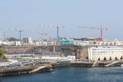Vue de l' arsenal depuis le pont de la Recouvrance